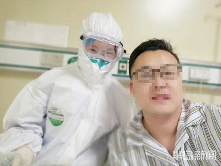 国庆重阳送温暖实小西区四三中队开展志愿者活动_bsports必一体育(图1) 必一运动bsport体育