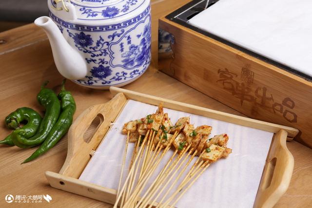 城关镇中心幼儿园开展“小小雷锋”进社区活动【bsports必一体育】(图3) 必一运动官网